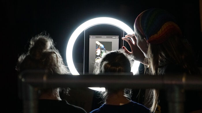 tre personer foran lysende skjerm. illustrasjonsfoto: Unsplash.com