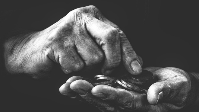 hånd som holder mynter. svart hvitt. foto.