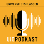 svart/ hvit logo for UiOs podkast Universitetsplassen på oransje bakgrunn