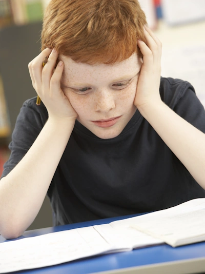 gutt leser bok på barneskolen