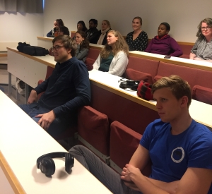Bildet viser studenter i forelesningssal