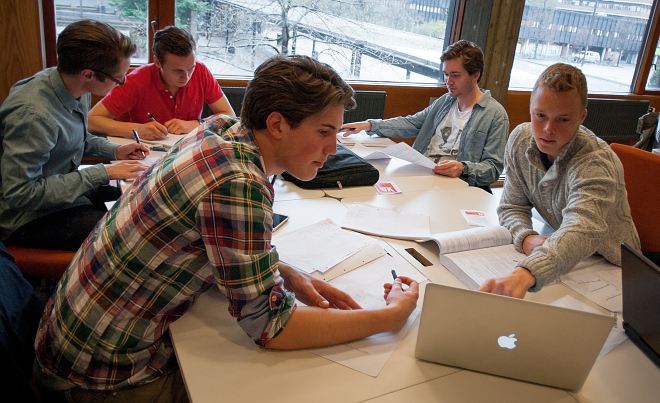 Studenter som samarbeider rundt et bord. Foto.