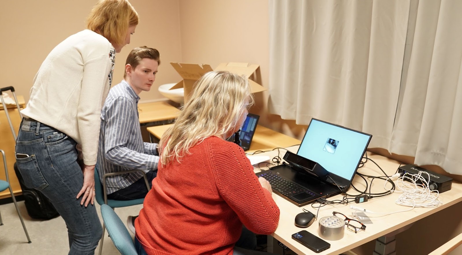 Kristin Simonsen demonstrating eye tracking equipement during hands-on training