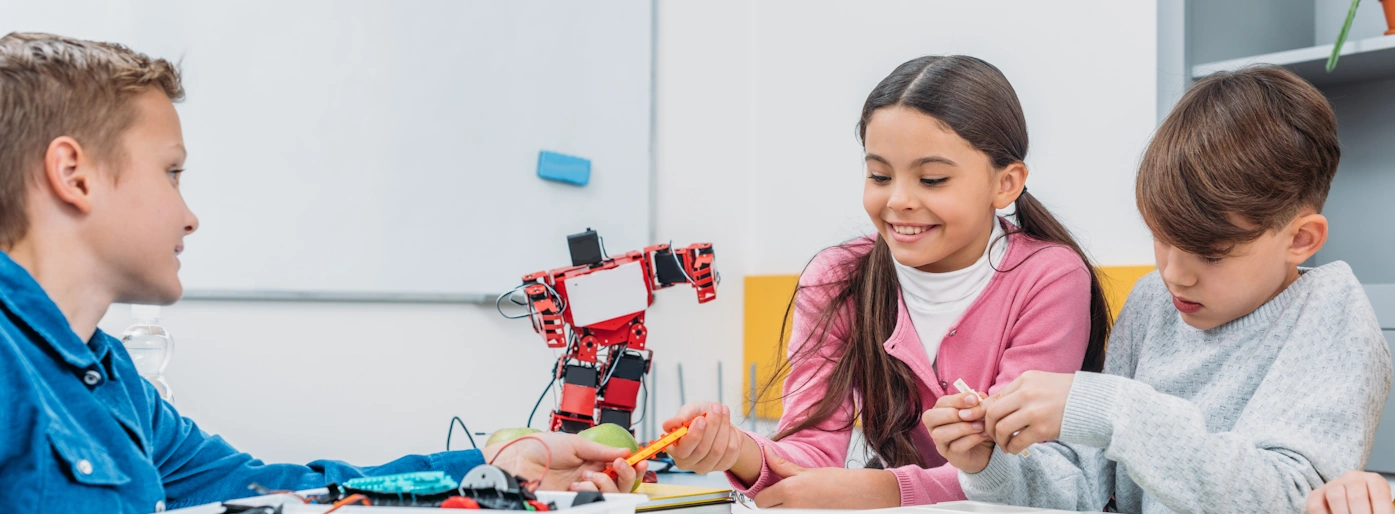 bilde av barn som bygger robot i skolen
