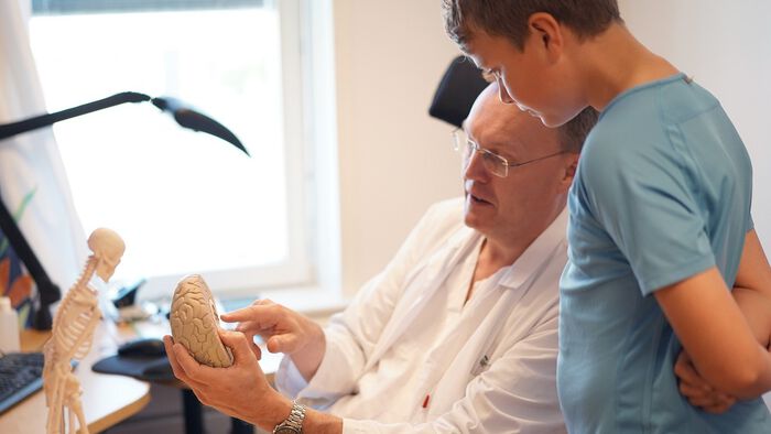 lege som viser barn en hjerne.foto