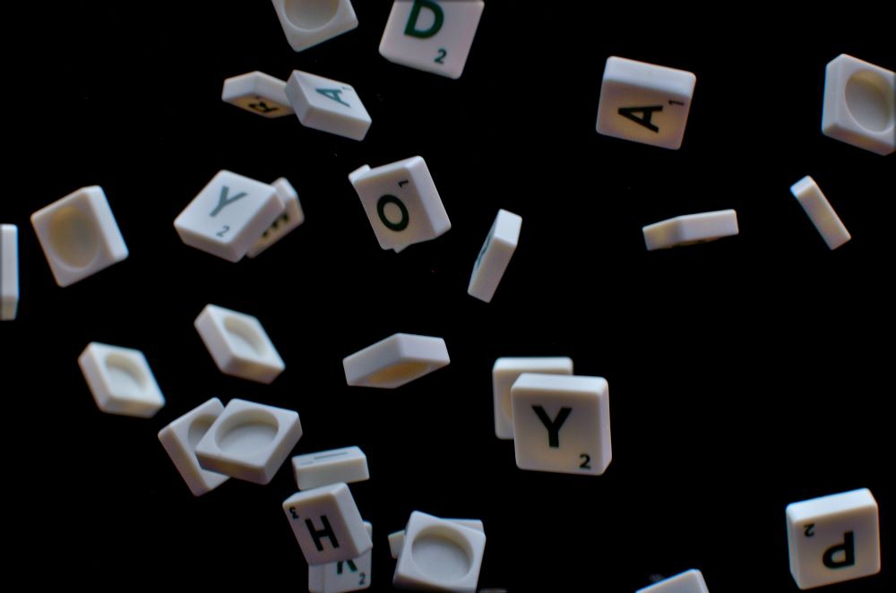 Blandede alfabet bokstaver som faller