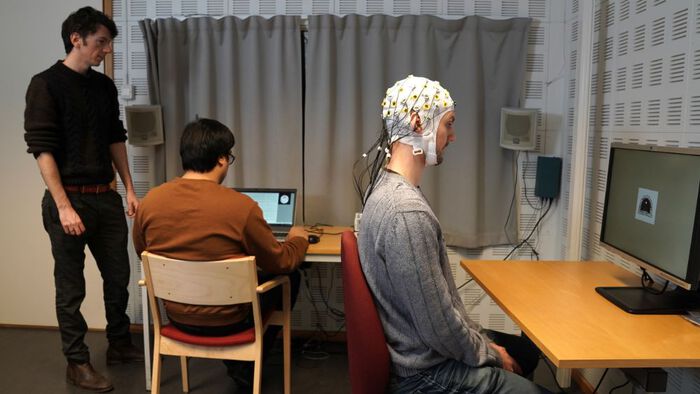I dette IDEA kurset om Electroencephalography (EEG) vil vi presentere det grunnleggende om EEG som et nevrovitenskapelig verktøy for å undersøke kognisjon (Illustrasjon: Colvin / UiO)