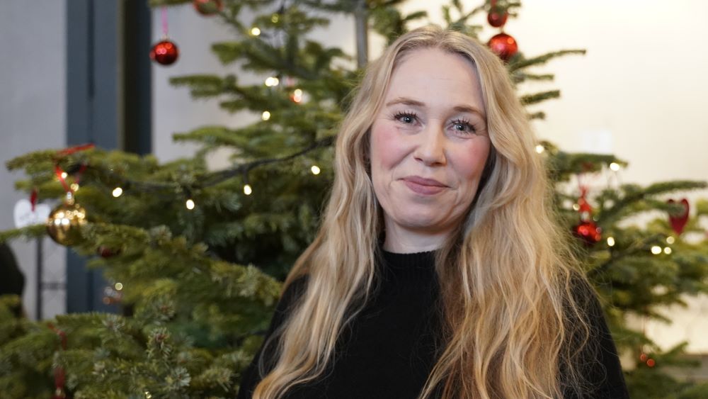 Henriette Hogga Siljan smiler foran et juletre
