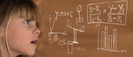 En jente ser på en tavle med matematiske formler